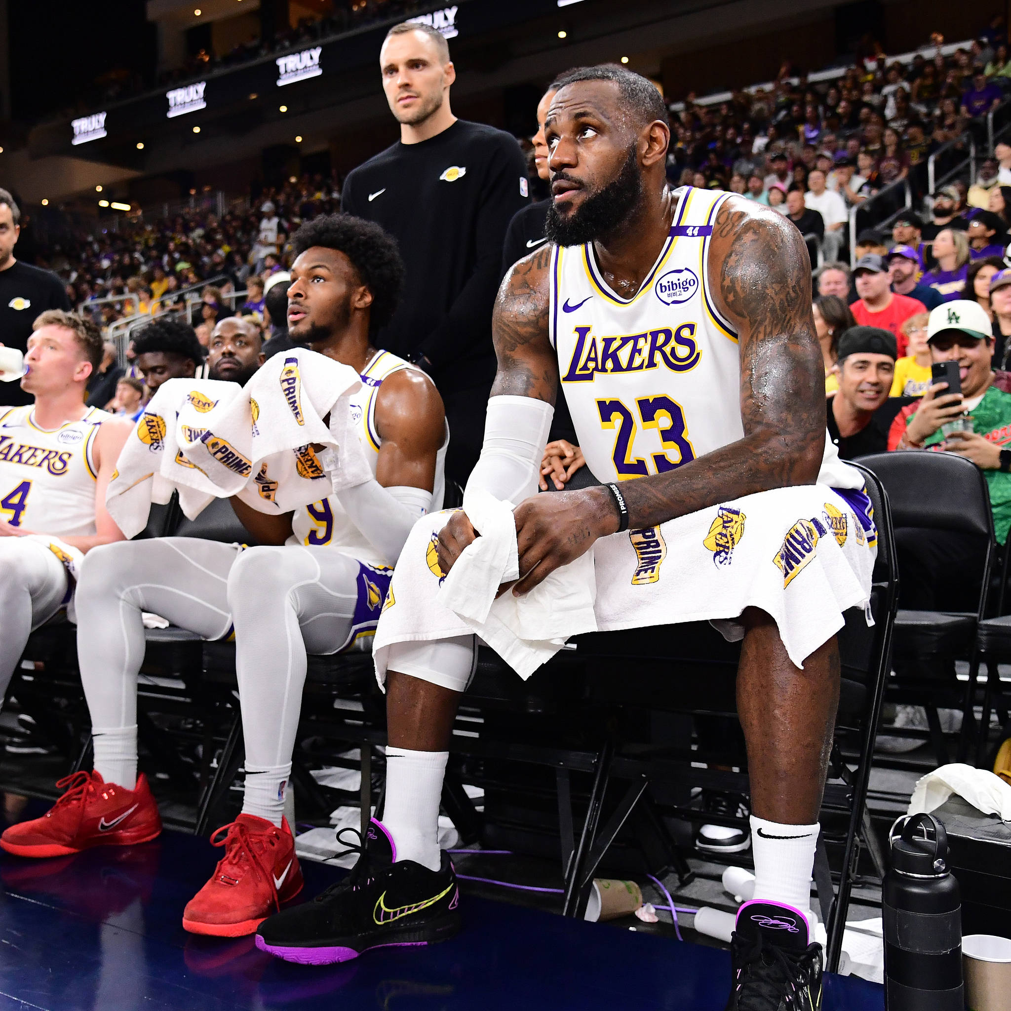 登录入口-刷新纪录引发热议！，詹姆斯在加拿大队比赛中出色防守引发球迷热议的简单介绍