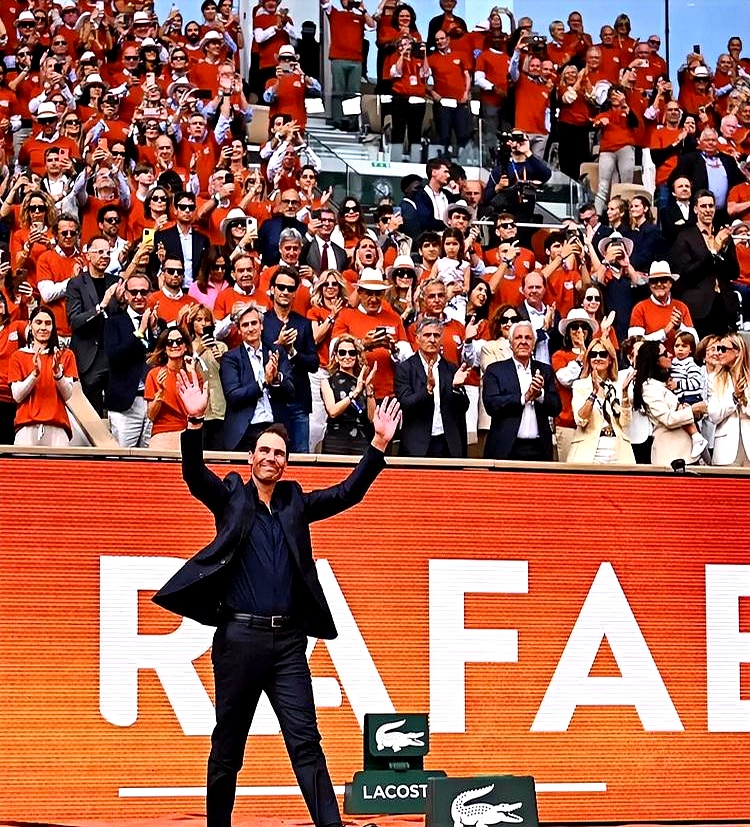 开云体育-纳达尔重返赛场，最后时刻胜出首场状态出色，利物浦观众沸腾！全场沸腾不已(纳达尔比费德勒差在哪)