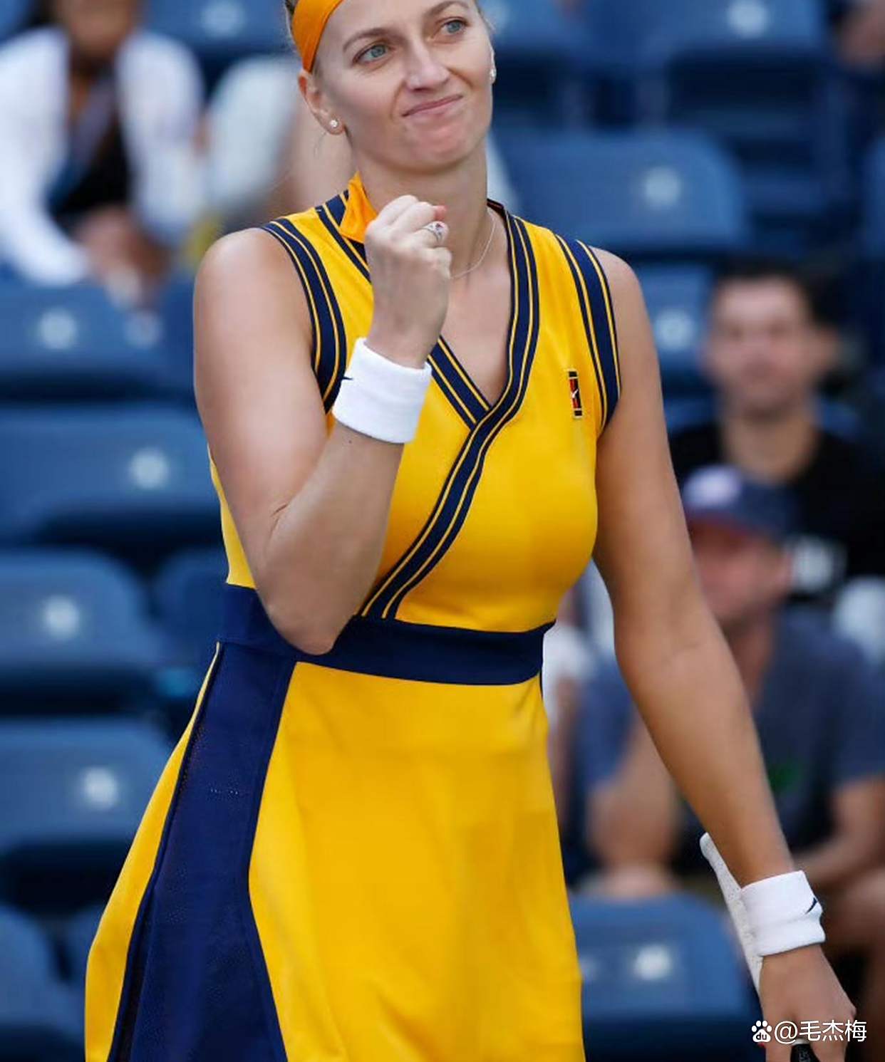 Kaiyun Sports-科维托娃在拜仁比赛中战术调整，晋级下一阶段引发热议！赛场气氛高涨(斯维托丽娜战绩)